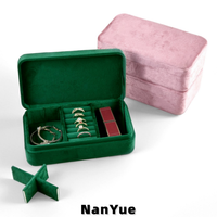 Boîte à bijoux rectangulaire en velours avec couvercle rabattable, multi-compartiments, portable, avec logo personnalisé, pour organiser les bagues et les boucles d'oreilles