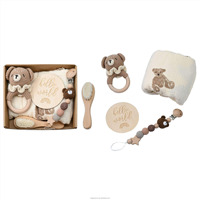 Vente en gros usine/OEM : Ensemble de hochets en crochet pour bébé en bois, coffret cadeau de naissance, chaîne de sucette, cadeau de naissance pour le premier mois de bébé