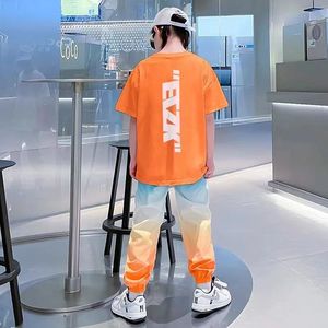 Completo Sportivo Estivo per Ragazzi: Set Alla Moda in Poliestere con Stampa Lettere/Sfumature - Outfit Elegante per Ragazzi Più Grandi - Product Image 1