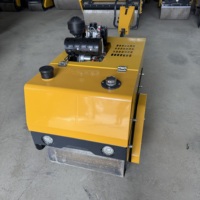 Petit compacteur routier à double tambour vibrant pour l'entretien municipal avec moteur Changfa. Modèle à pousser/à conduire
