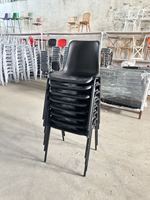Chaise empilable moderne en plastique PP avec pieds en métal noir, haute capacité de charge, pour extérieur, commerce, école, salle de classe, formation