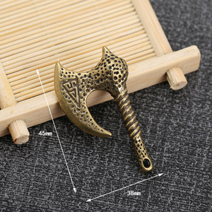 Porte-clés hache en laiton antique 48mmx25mm, accessoire pour clés de voiture, pendentif artisanal, cadeau pour amis et collègues - Product Image 3