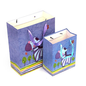 Sac en carton enduit à motif de dessin animé mignon en gros, taille personnalisée, pochette d'emballage cadeau à main, sac en papier enduit avec logo - Product Image 1