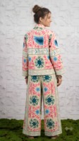 Veste réversible élégante et écologique pour femme Hak Enterprises, courte, en toile tricotée, brodée de fleurs dessinées à la main et matelassée pour l'hiver