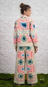 Veste réversible élégante et écologique pour femme Hak Enterprises, courte, en toile tricotée, brodée de fleurs dessinées à la main et matelassée pour l'hiver - Product Image 2
