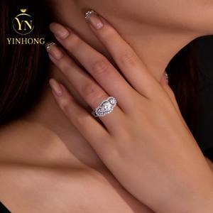 Klassischer 2ct Oval Brilliant Moissan ite Diamantring mit Vvs Oval Moissan ite Modischer leichter Luxus Ehering - Product Image 4