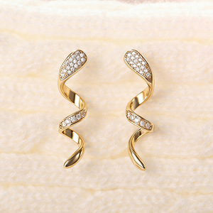 Pendientes de Serpiente en Espiral para Mujer, Diseño de Línea Trenzada, Accesorios de Oreja Únicos y Modernos para Uso Diario - Product Image 1