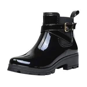 Neues Design modische glänzende Fabrik Direkt verkauf wasserdichte Frauen Knöchel Regen Stiefel Großhandel PVC Obers chuhe