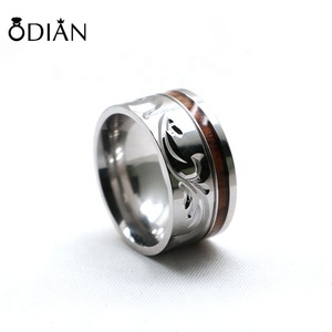 Set di Anelli Nuziali in Titanio <span class=keywords><strong>con</strong></span> Intarsio in Legno Inciso a Mano <span class=keywords><strong>con</strong></span> Design di Figure Tradizionali per Uomo - Product Image 5