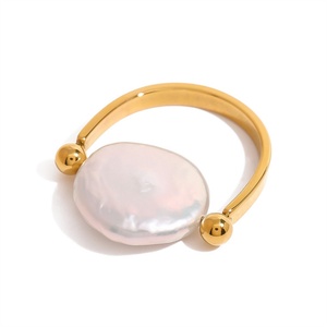 Bague de luxe tendance en acier inoxydable plaqué or avec breloque perle ronde pour femme - Product Image 1