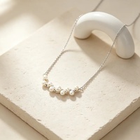 Collier minimaliste à barre incurvée avec ornement de perles enfilées, chaîne fine et délicate, bijou élégant pour les tenues quotidiennes des femmes