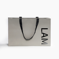 Sacs en papier de conception nouvelle 2026, en papier artistique, avec ruban et poignée, pour emballage cadeau, avec logo d'entreprise pour vêtements professionnels