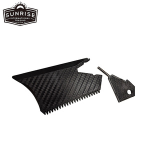 Cepillo para Cera de Tabla de Surf UPSURF, Herramienta Raspadora de ABS con Textura de Carbono Trapezoidal y Llave - Product Image 3