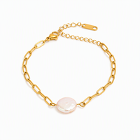 Vente en gros de bijoux : Bracelets en acier inoxydable plaqué or 18 carats avec perles d'eau douce irrégulières et fermoir épingle, vente en gros de bijoux