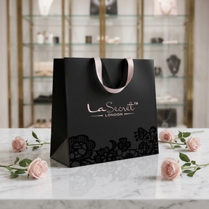 <span class=keywords><strong>Sac</strong></span> cadeau de luxe en <span class=keywords><strong>papier</strong></span> avec lamination et estampage à chaud, avec poignée en corde, sacs de shopping personnalisés imprimés pour l'emballage - Product Image 1