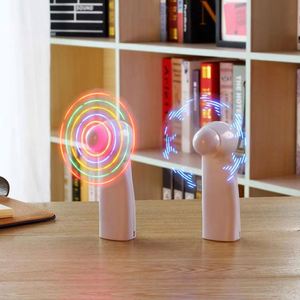 พัดลมมือถือพกพาขนาดเล็กแบบใหม่ พร้อมไฟ LED แสดงข้อความโลโก้ตามสั่ง ใช้แบตเตอรี่ เหมาะสำหรับงานธุรกิจ ของขวัญส่งเสริมการขาย ของที่ระลึกอเนกประสงค์ แฟชั่นทันสมัย - Product Image 4