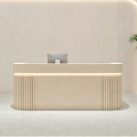 Comptoir de réception contemporain en panneaux cannelés crème, style minimaliste, avec éclairage LED, pour salon de beauté