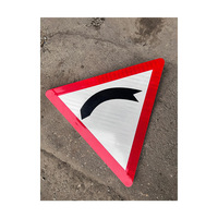 Panneau de signalisation Matériau en feuille d'aluminium durable Rappel de sécurité routière Panneau d'arrêt Panneau d'avertissement Couleur personnalisée Triangulaire