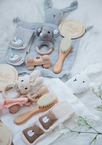 Kaiyue-Ensemble sous-verre en bois blanc personnalisé, boîte-cadeau de douche de bébé avec nouveau-né, jouet, <span class=keywords><strong>d</strong></span>écor de pépinière, chaussettes <span class=keywords><strong>d</strong></span>'amour pour nourrissons, brosse à cheveux, hochet - Product Image 2