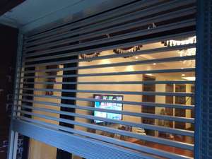 ستائر ألومنيوم أفقية كهربائية مخصصة بتصميم عصري للنوافذ الخارجية - للحماية من الشمس والتهوية - Product Image 5