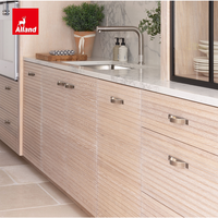 Armoires de cuisine Alland sur mesure en chêne rainuré horizontal, avec vitrine en bois, métal et verre, et plan de travail en marbre ou quartz