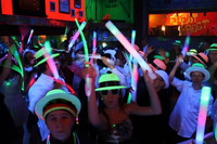 Bâtons lumineux LED à 3 modes, lot en vrac pour fêtes, bâtons lumineux colorés clignotants pour mariage, carnaval, concert, camping, décorations de fête