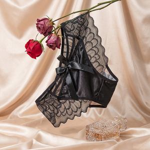 Braguitas de encaje negras para mujer al por mayor, con tiras cruzadas y lazo decorativo, de malla transparente, sexys, transpirables, de talle medio, color liso - Product Image 2