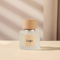 Flacon de parfum en verre personnalisé de 30 ml, 50 ml, 100 ml, cylindrique, bleu, rouge, vert, avec pulvérisateur à pompe, design givré et bouchon en bois