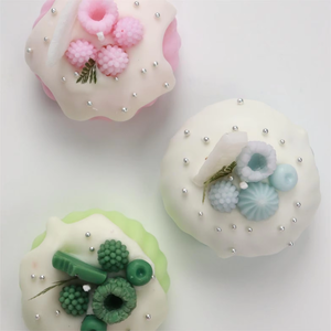 Bougie parfumée à la soja en forme de cupcake simulé, style dessert avec décoration givrée, idéale pour les maisons et les cadeaux de style gastronomique - Product Image 2