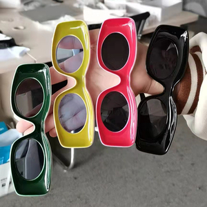 <span class=keywords><strong>Occhiali</strong></span> <span class=keywords><strong>da</strong></span> <span class=keywords><strong>Sole</strong></span> Quadrati Personalizzati di Moda, <span class=keywords><strong>Occhiali</strong></span> <span class=keywords><strong>da</strong></span> Vista di Design, <span class=keywords><strong>Occhiali</strong></span> <span class=keywords><strong>da</strong></span> <span class=keywords><strong>Sole</strong></span> Rettangolari Spessi 2022 <span class=keywords><strong>Rosa</strong></span> Rosso per Donne e Uomini, Marchio di Lusso - Product Image 2