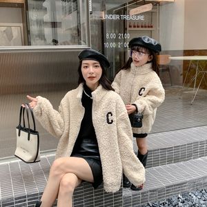 Chaqueta <span class=keywords><strong>de</strong></span> lana para madre e <span class=keywords><strong>hija</strong></span>, moda <span class=keywords><strong>de</strong></span> alta calidad, trajes <span class=keywords><strong>a</strong></span> juego familiares, chaqueta bordada con letras, Invierno - Product Image 3
