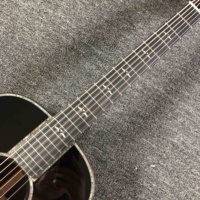 Guitare acoustique en bois massif personnalisée avec dessus en épicéa massif, dos et côtés en palissandre, bordure complète en nacre, logo personnalisé sur la tête