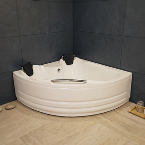 Moderna Bañera de Hidromasaje de Esquina en Acrílico Blanco, Forma de Diamante, con 2 Reposacabezas y Jets de Masaje - Product Image 1