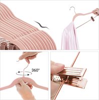 Cintres en velours avec pinces, crochet or rose, simple niveau, pour organisation de placards et de salles de bain, présentation en boutique