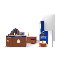 Positionnement de la marque de soins de la peau haut de gamme, espace d'exposition de type vente au détail hors ligne / pop-up, panneaux en bois brun, vitrine
