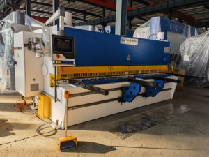 Tự động thủy lực Shears Máy qc11k 8x3200 chém cắt kim loại thiết bị với bánh động cơ PLC thành phần cốt lõi để bán - Product Image 3