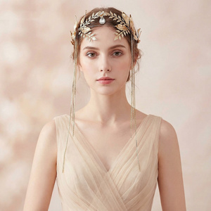 Élégant serre-tête doré avec pendentif couronne florale, feuilles dorées style déesse romaine et longues pampilles, accessoire de coiffure de mariée à suspendre - Product Image 2