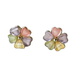 Boucles d'oreilles clous en résine acrylique multicolores à pétales, collection Printemps-Été, motif floral frais, luxe léger, haut de gamme, éthérées et délicieuses - Product Image 5