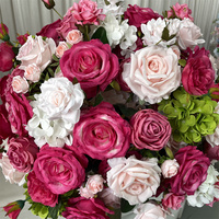 Boule de fleurs en soie luxueuse et magnifique de couleur rose fuchsia mélangée à un peu de vert pour décorations de table de mariage