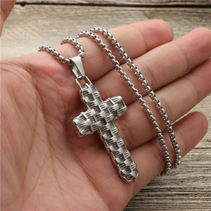 Collier pendentif croix ondulée tendance en alliage de zinc doré et argenté, bijoux cadeaux - Product Image 3