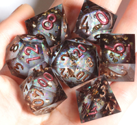 Vente en gros usine : Ensemble de dés de jeu de table Dungeons and Dragons, dés en résine rouge à noyau liquide avec logo personnalisé, lot de 7 pièces