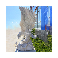 Sculpture d'aigle en marbre blanc, produit de décoration de jardin moderne pour extérieur, maison, jardin, parc urbain, sculpture animale naturelle en pierre.