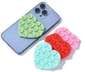 Soporte para teléfono de silicona en forma de corazón con dispositivo de fijación magnética, adecuado para salpicaderos de automóviles. Disponible en varios colores. - Product Image 1