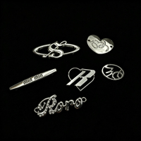 Étiquettes métalliques personnalisées pour vêtements, badges et logos sur mesure pour sacs