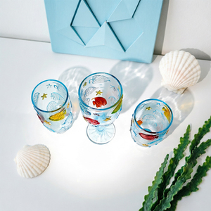 Gobelet en verre bleu peint à la main avec motif de poissons tropicaux, verres à vin colorés avec motif de monde sous-marin en relief pour les fêtes au bord de la piscine - Product Image 3