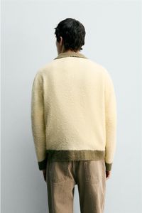 Maglione Giallo Pallido con Scollo a V per Uomo, Colletto Marrone a Contrasto, Lavorazione Soffice, Stile Preppy, Pullover alla Moda - Product Image 2