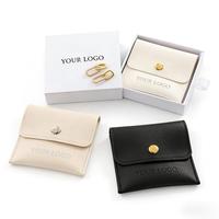 Pochette à bijoux en microfibre en gros avec bouton-pression, logo personnalisé en relief, sac à bijoux et coffret cadeau pour l'emballage de marques de bijoux