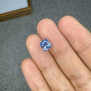 Saphir bleu naturel de 2,72 carats, taille coussin, pierre précieuse lâche certifiée bleu bleuet pour la vente en gros de bijoux fins - Product Image 1