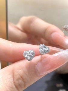 Pendientes Huggie de Oro Blanco PT950 Xinfly con Diamantes Cultivados en Laboratorio en Forma de Corazón, para Boda o Regalo, Talla Infantil - Product Image 4