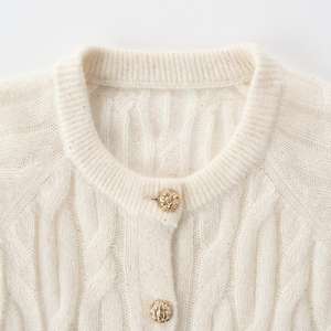 <span class=keywords><strong>Cardigan</strong></span> Invernale Lavorato <span class=keywords><strong>a</strong></span> Maglia da Donna Elegante e Personalizzato con Bottoni Tono su Tono, Girocollo, Lavorazione <span class=keywords><strong>a</strong></span> <span class=keywords><strong>Trecce</strong></span> in Misto Cashmere al 60% - Product Image 4